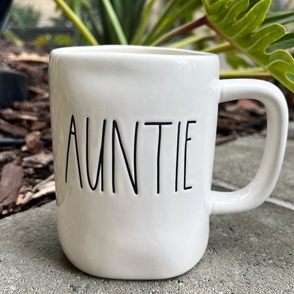Rae Dunn AUNTIE Mug - Picture 1 of 2